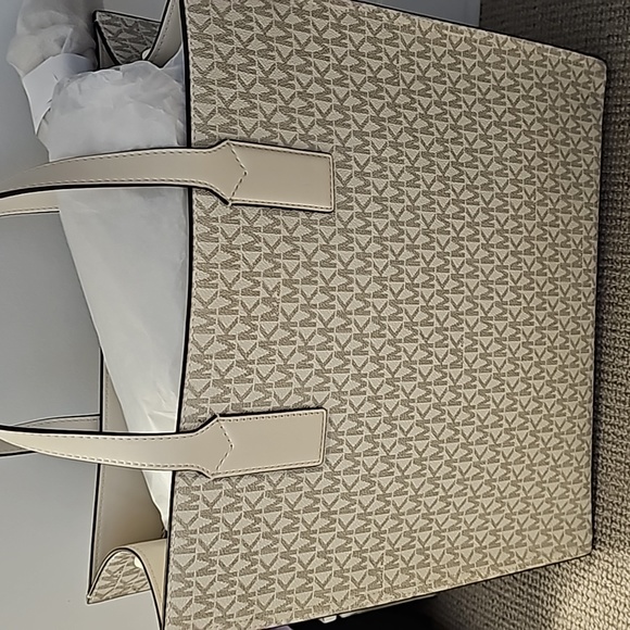 MICHAEL KORS LARGE KENLEY TOTE IN CREAM - Picture 2 of 4